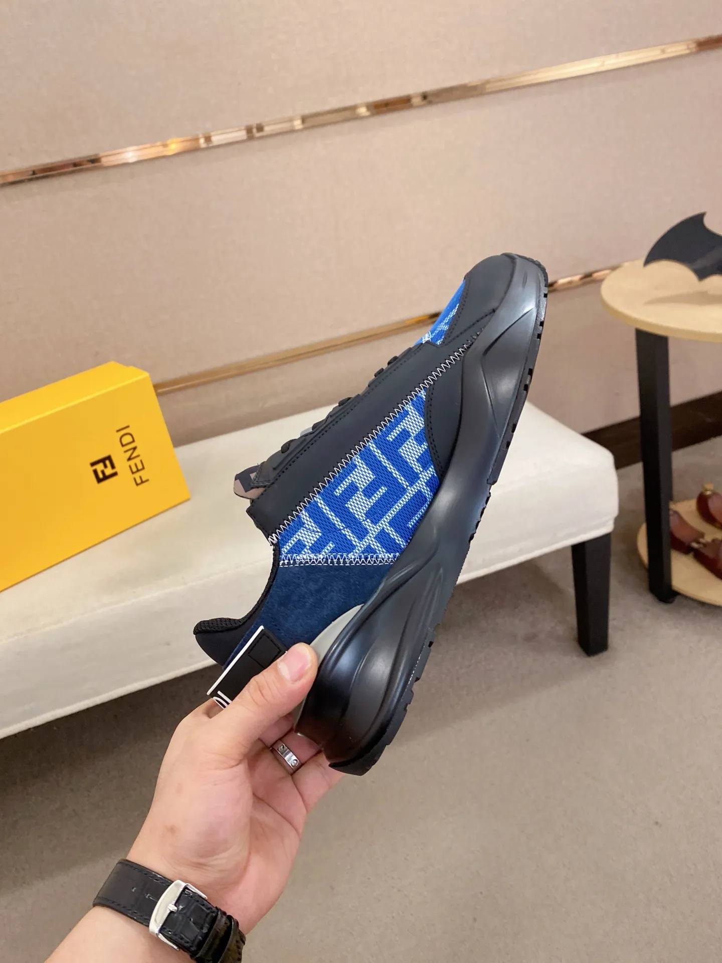 Men's shoes💰: 540💰(Higher version) [Fendi] Fendi's latest casual shoes for men! Available at counters simultaneously! A one-to-one replica of the original. Made entirely of imported top-grain calfskin, the interior is made of top-grain water-dyed cowhide, and the original factory-supplied rubber outsole. Leading new fashion concepts. Matching code: 38-44 can be customized, 45 is not returnable!